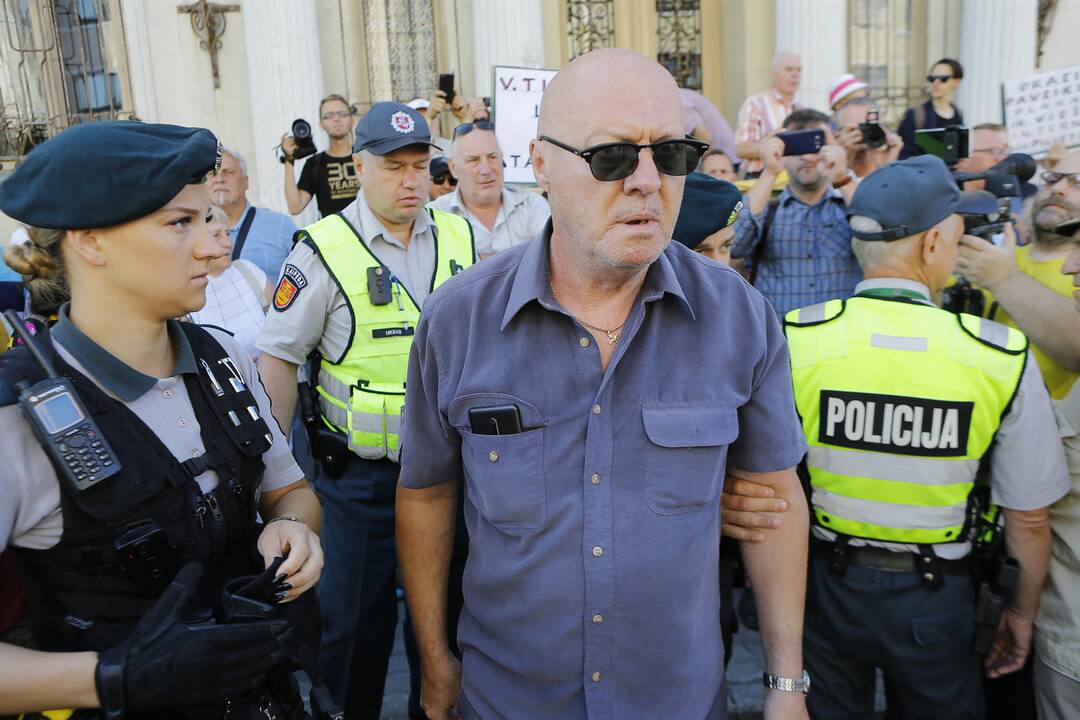 Prieš V. Titovą – miltais ir įžeidinėjimais