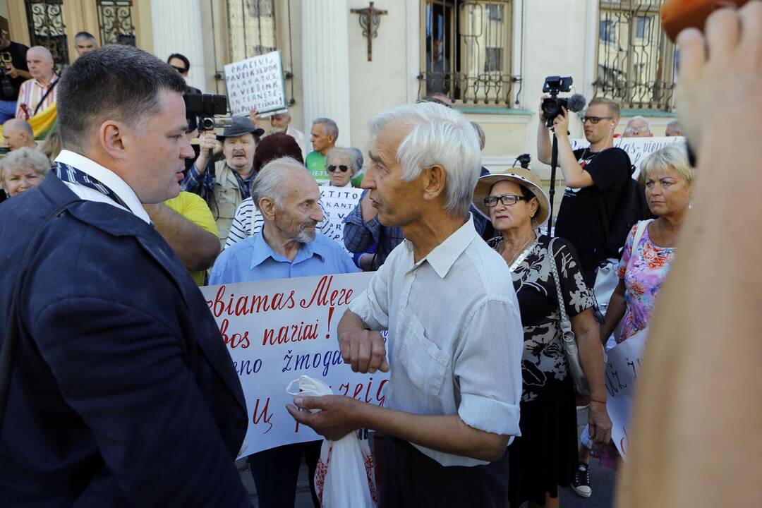 Prieš V. Titovą – miltais ir įžeidinėjimais