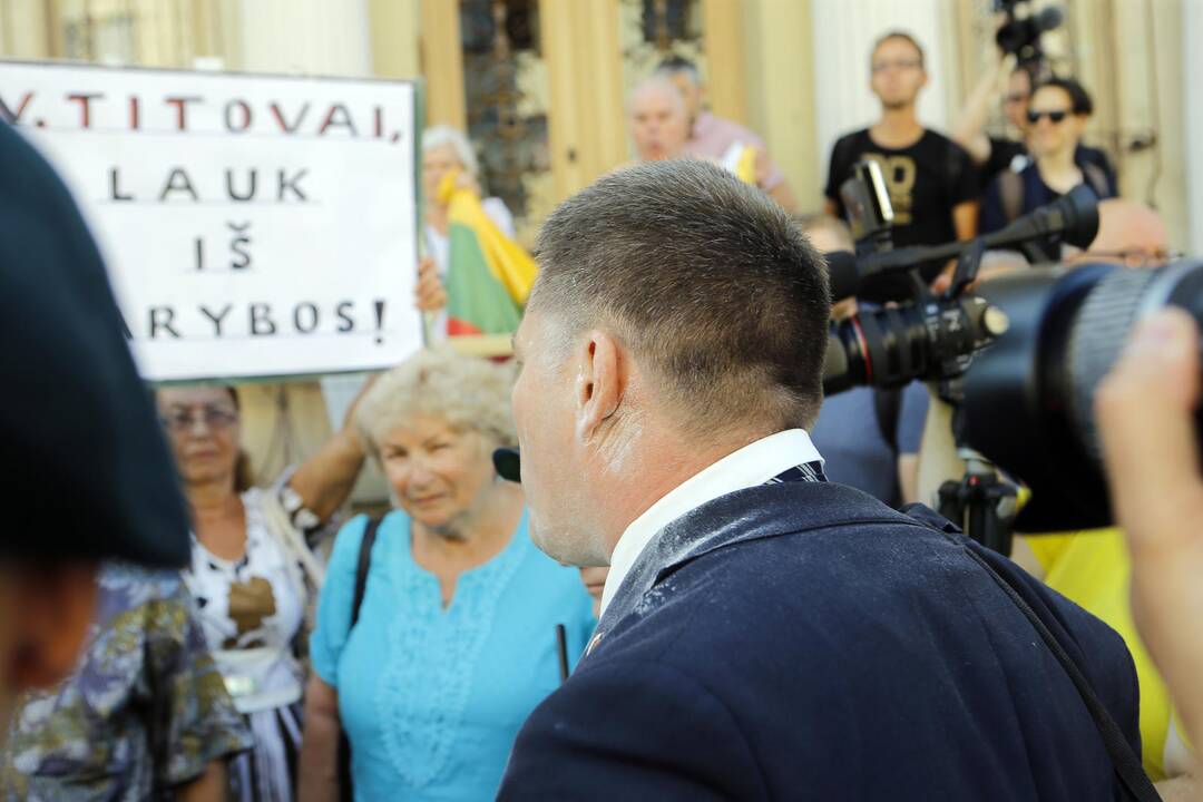 Prieš V. Titovą – miltais ir įžeidinėjimais