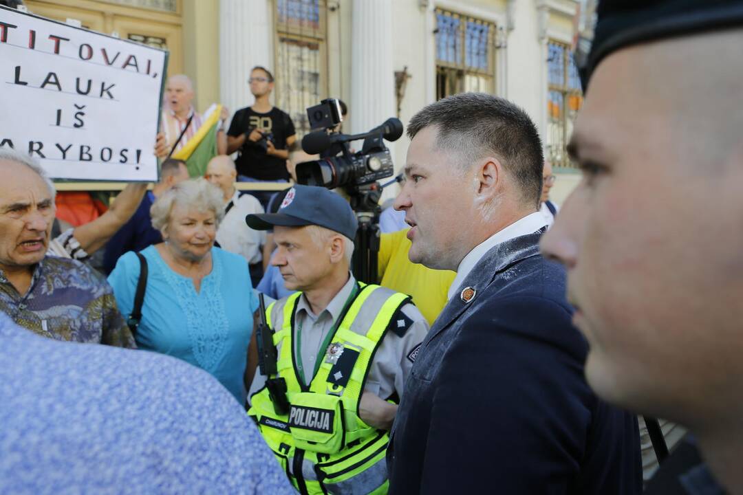 Prieš V. Titovą – miltais ir įžeidinėjimais
