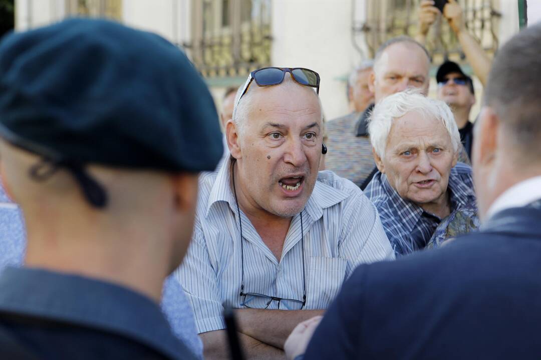 Prieš V. Titovą – miltais ir įžeidinėjimais