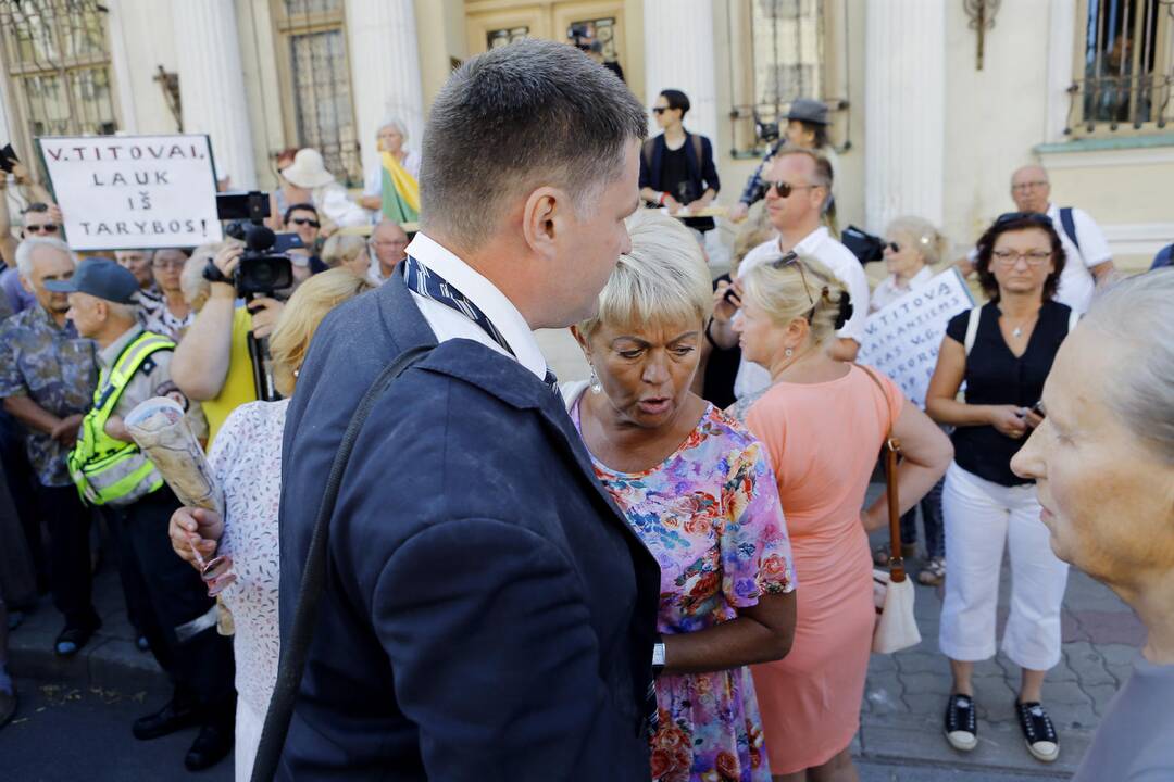 Prieš V. Titovą – miltais ir įžeidinėjimais