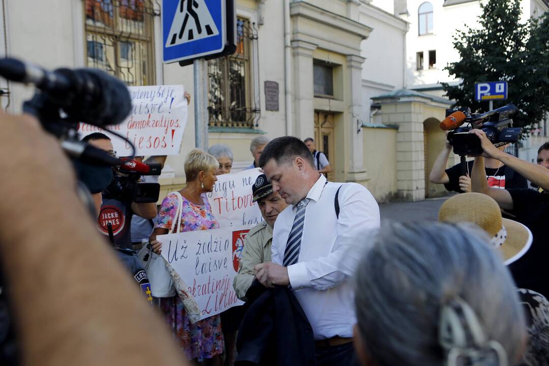 Prieš V. Titovą – miltais ir įžeidinėjimais