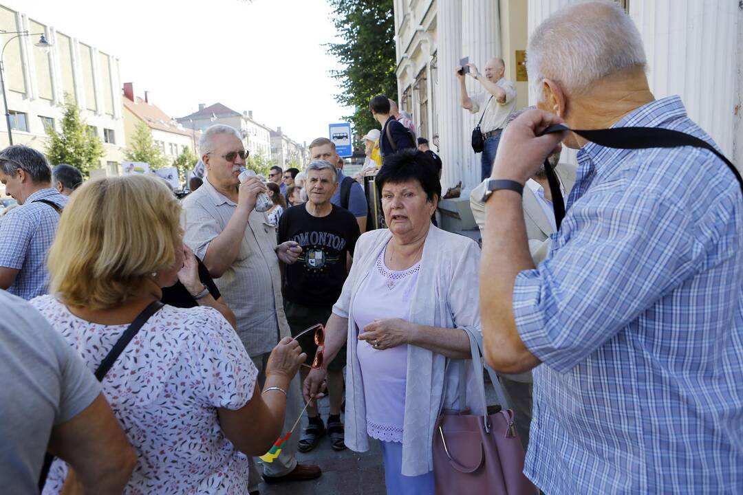 Prieš V. Titovą – miltais ir įžeidinėjimais