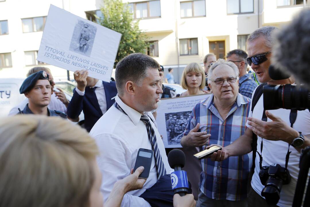 Prieš V. Titovą – miltais ir įžeidinėjimais