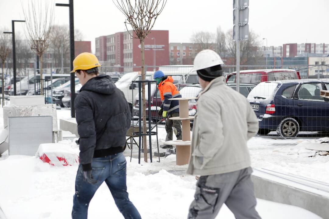 Meras apžiūrėjo baigiamą statyti baseiną