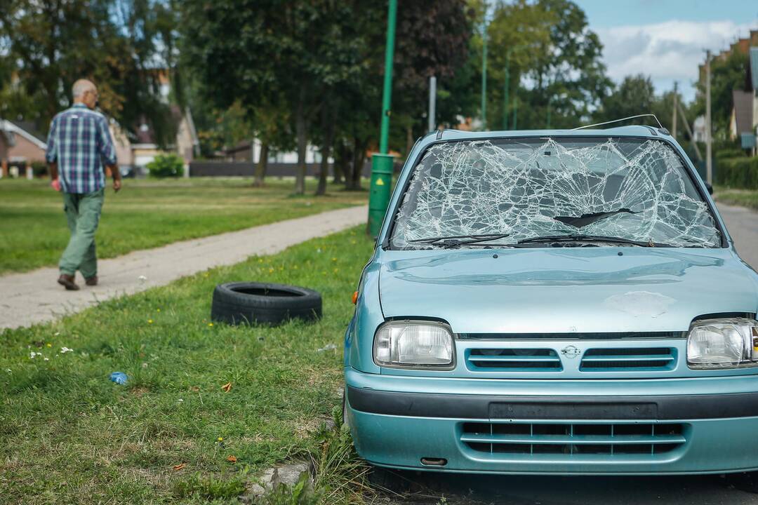 Apleisti automobiliai – chuliganų grobis