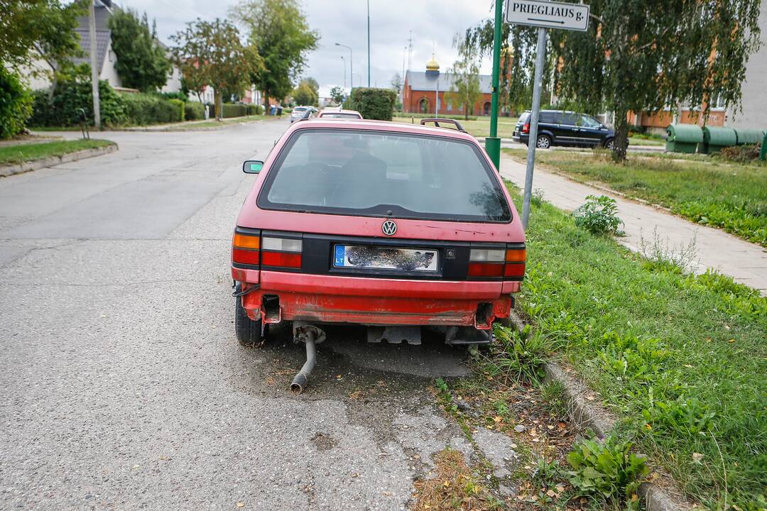 Apleisti automobiliai – chuliganų grobis