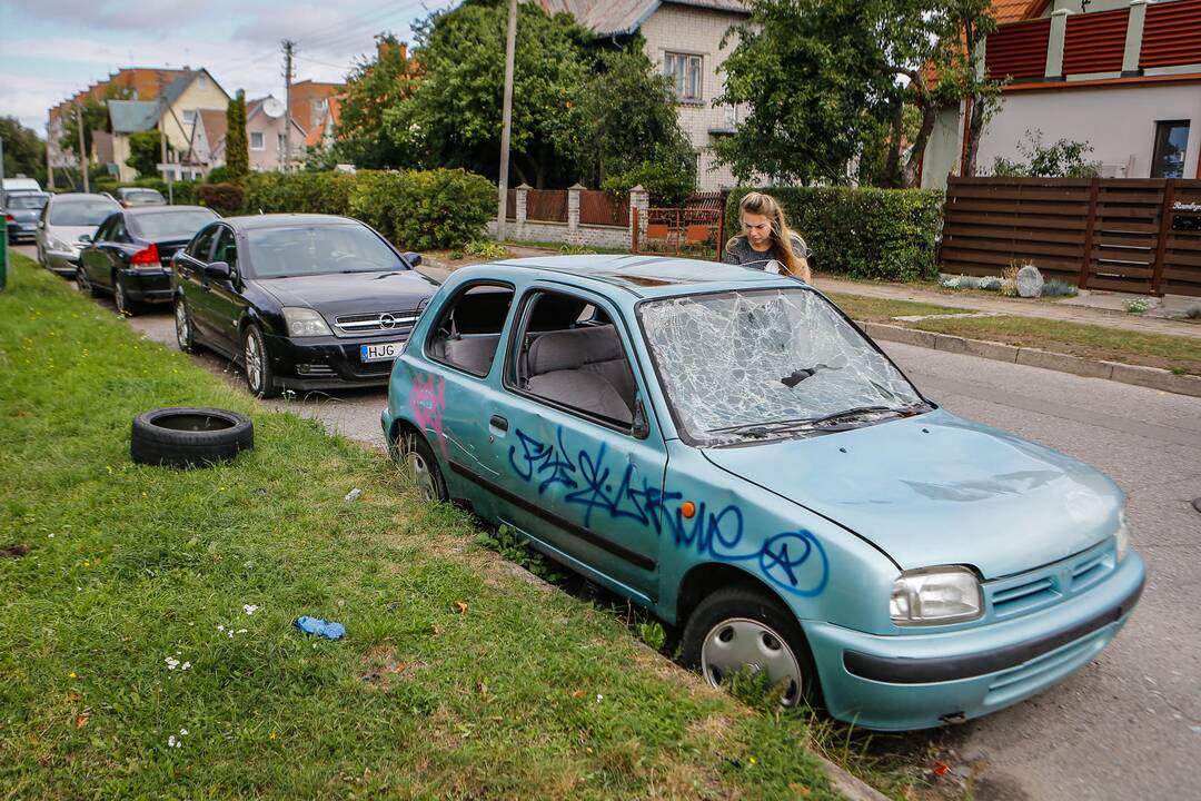 Apleisti automobiliai – chuliganų grobis