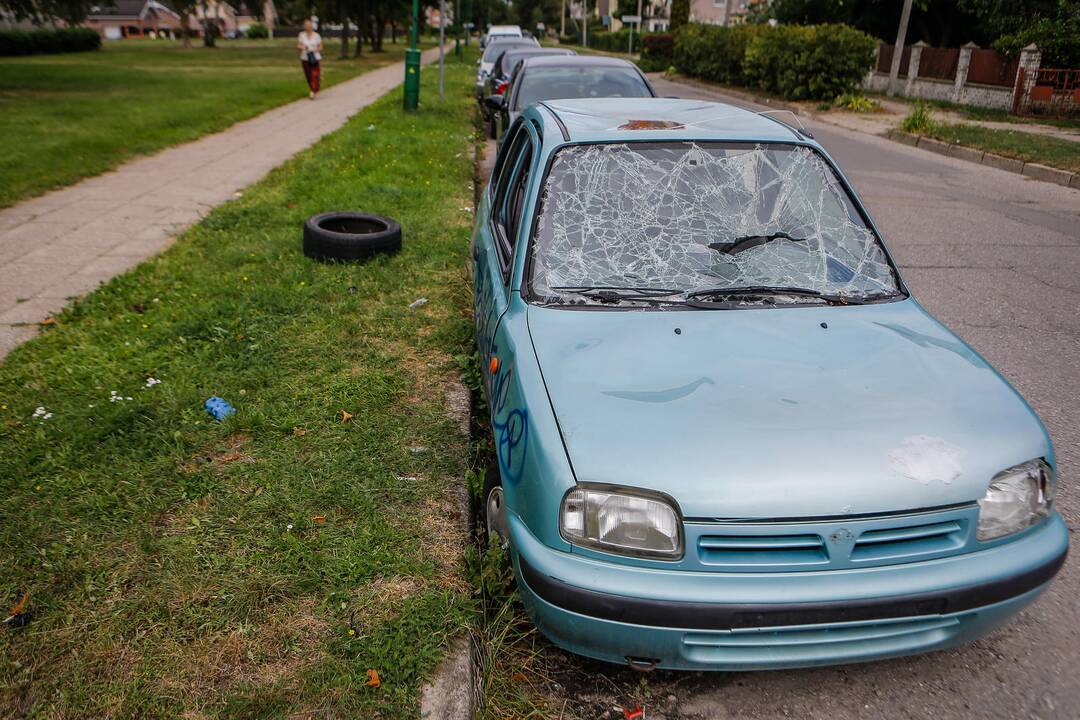 Apleisti automobiliai – chuliganų grobis