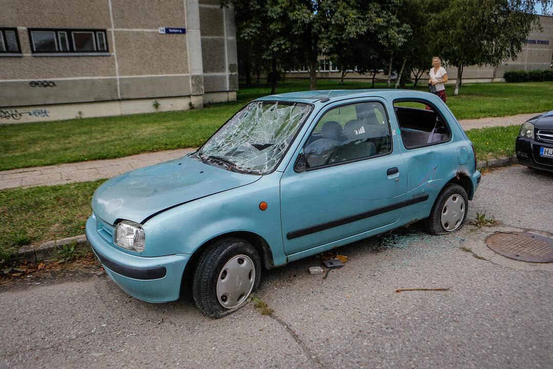 Apleisti automobiliai – chuliganų grobis