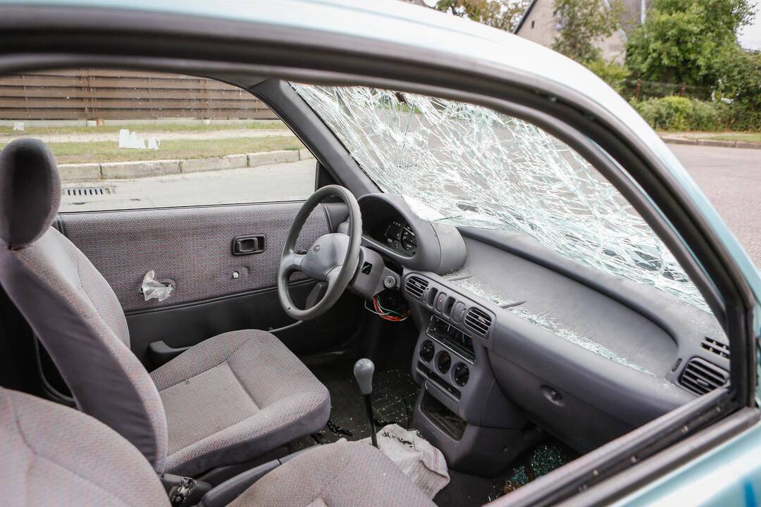 Apleisti automobiliai – chuliganų grobis