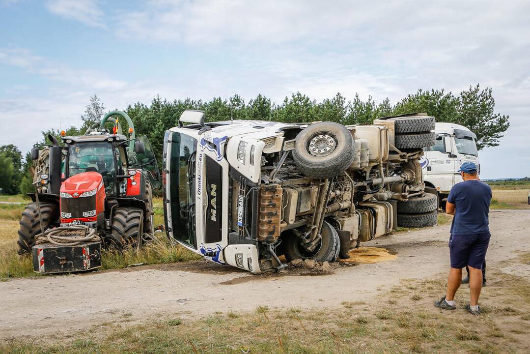 Netoli Drevernos apsivertė srutas vežęs latvių vilkikas