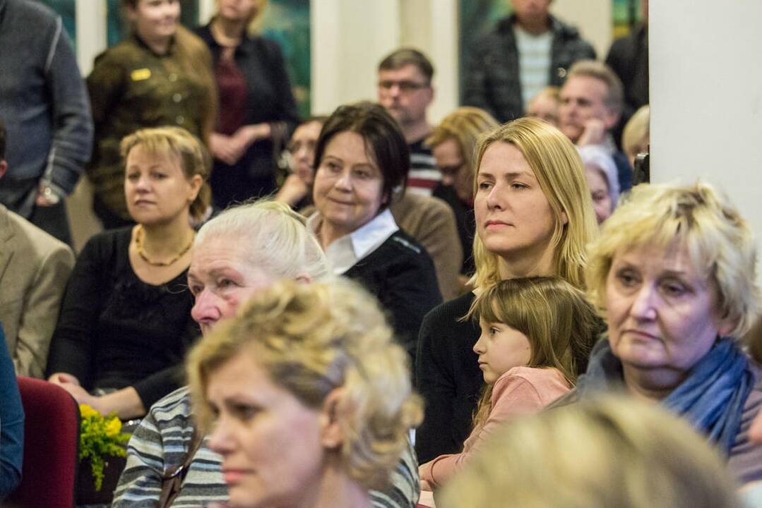 Dainuojamosios poezijos vakaras "Žemė užgiedos"
