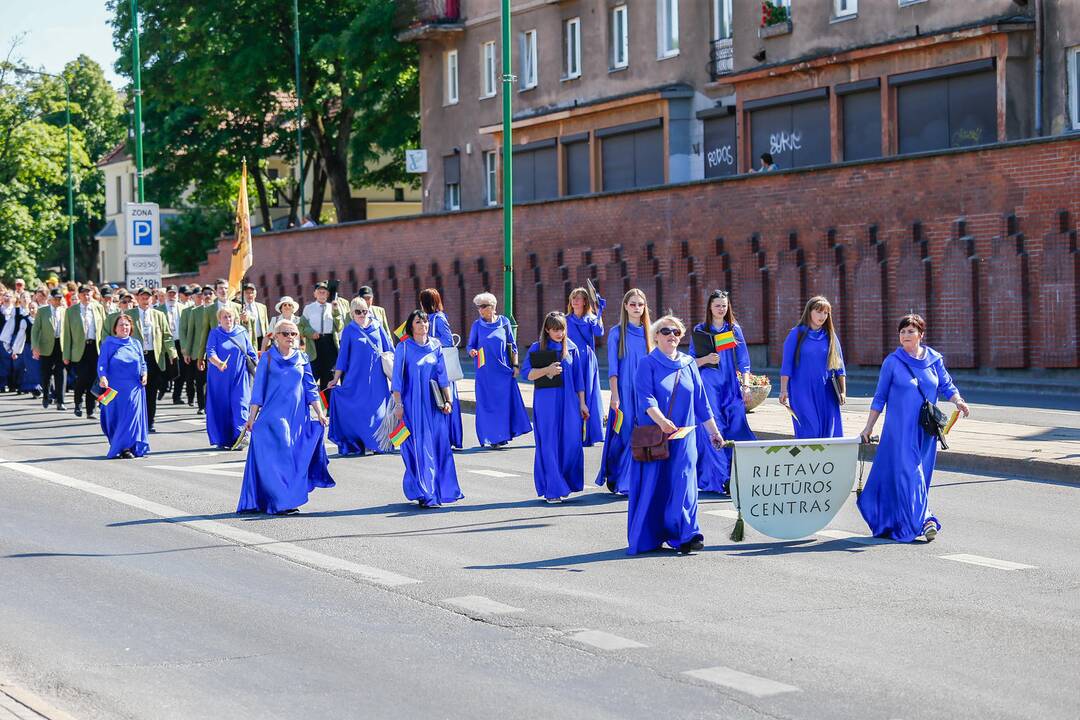 Vasaros estradoje liejosi liaudies dainos ir muzika