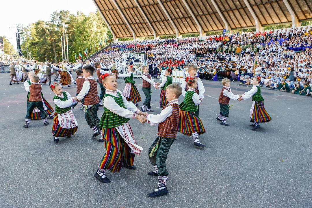 Vasaros estradoje liejosi liaudies dainos ir muzika