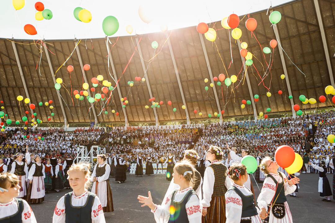 Vasaros estradoje liejosi liaudies dainos ir muzika