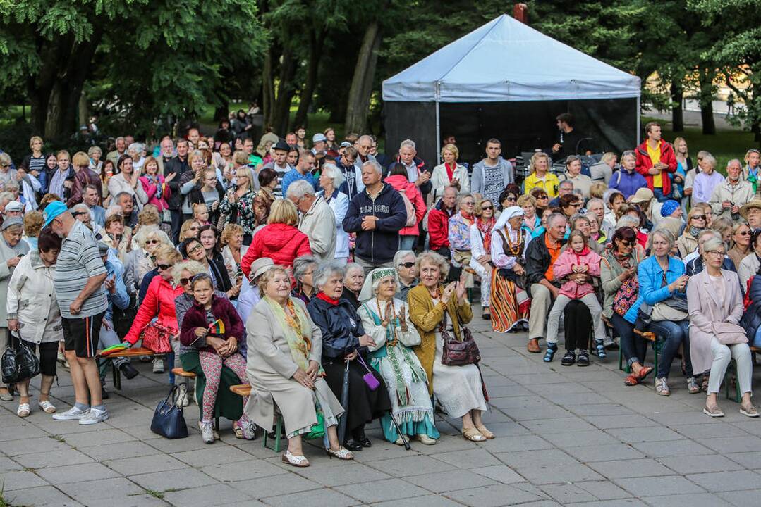 Klaipėdiečiai giedojo Lietuvos himną