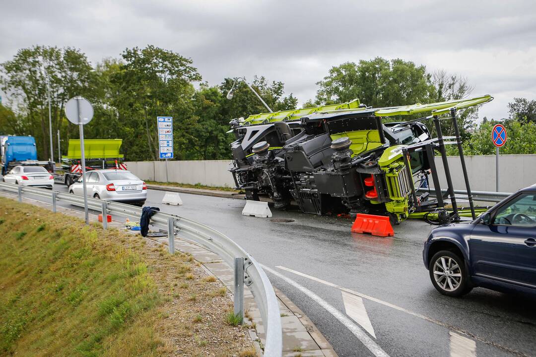 Klaipėdoje nuo vilkiko nuvirto kombainas