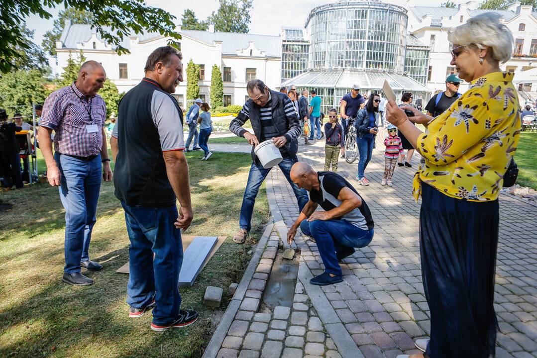 Kretingiškiai plūdo į dvaro šventę