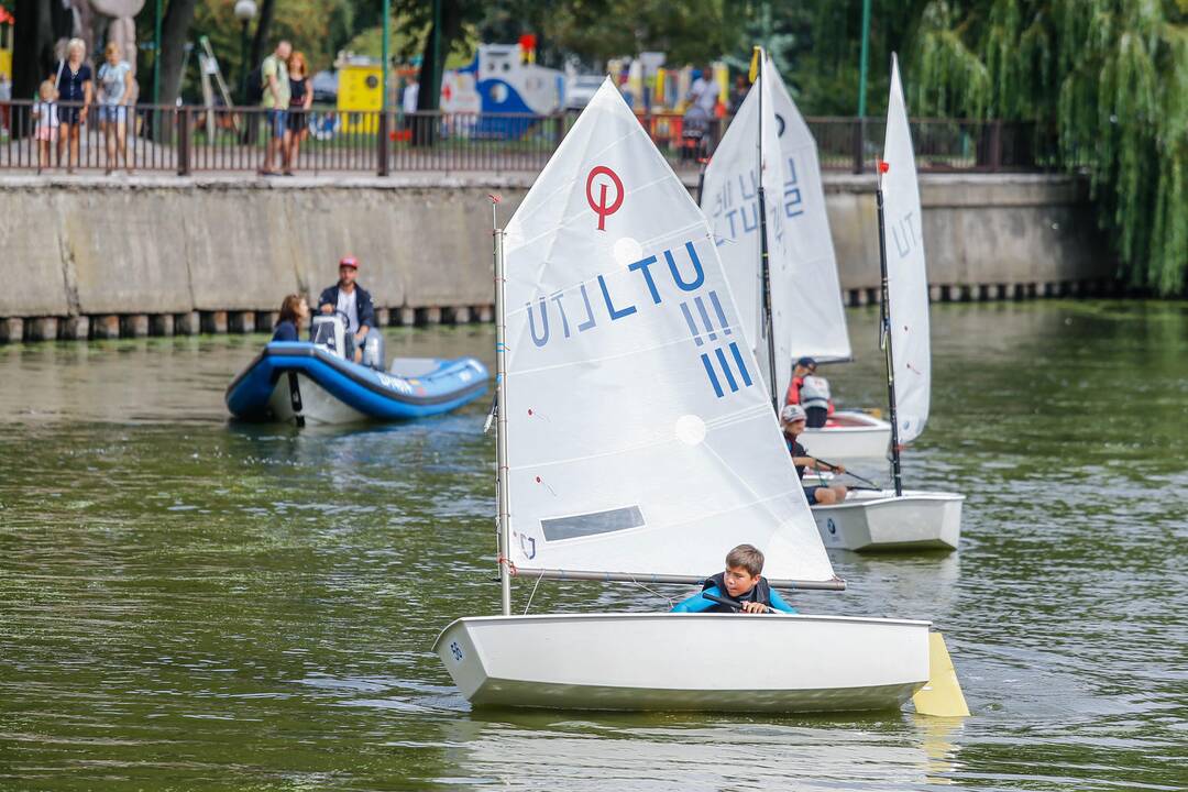 Jaunųjų buriuotojų regata "Meridiano" taurei laimėti