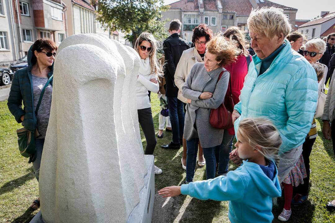 Skvere atidengtos naujos skultūros