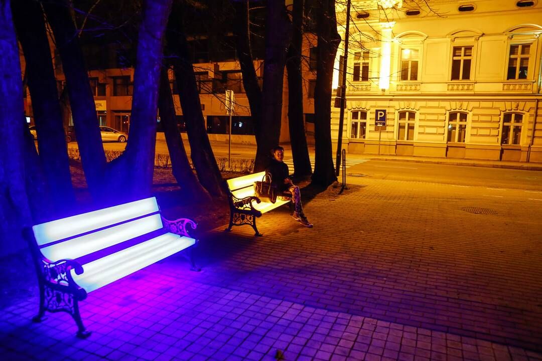 Puošmena: klaipėdiečiai toliau gali grožėtis šviečiančiais suoliukais.