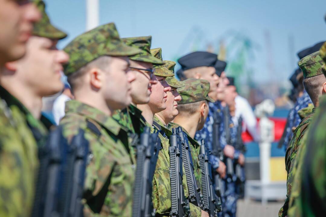 Karinių pajėgų kario ir karininko priesaikos cerenomija