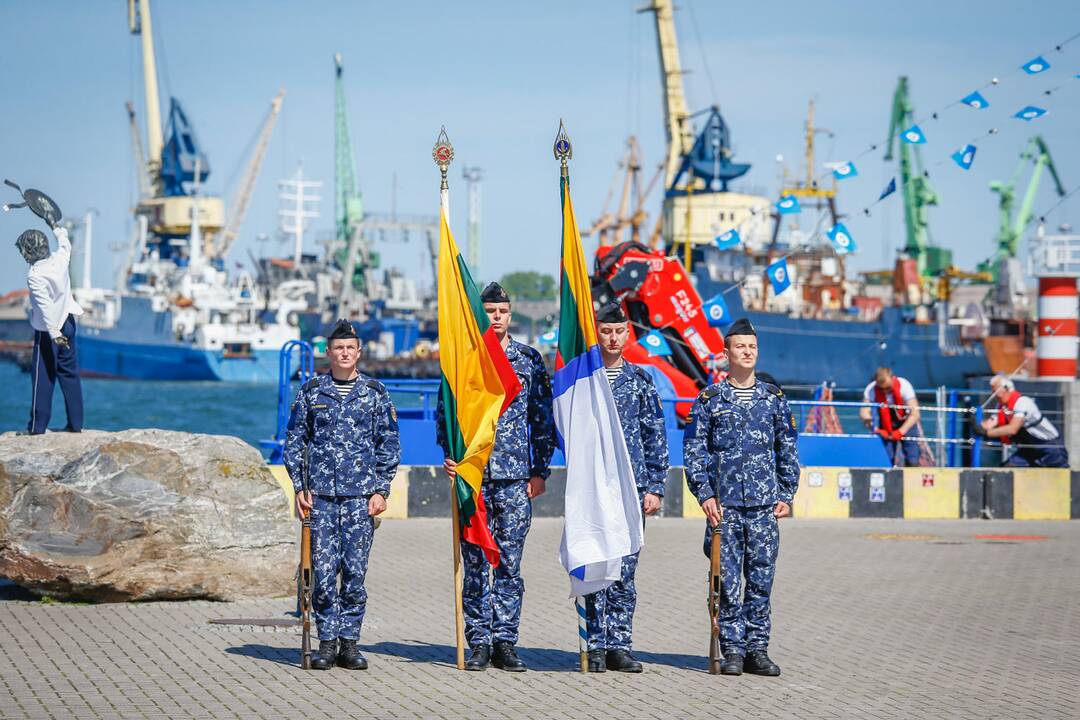 Karinių pajėgų kario ir karininko priesaikos cerenomija