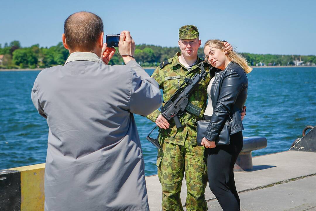 Karinių pajėgų kario ir karininko priesaikos cerenomija