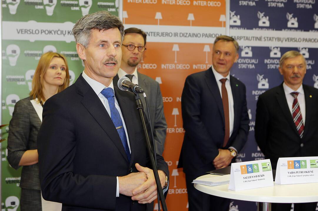 Atidarytos trys parodos vienu metu