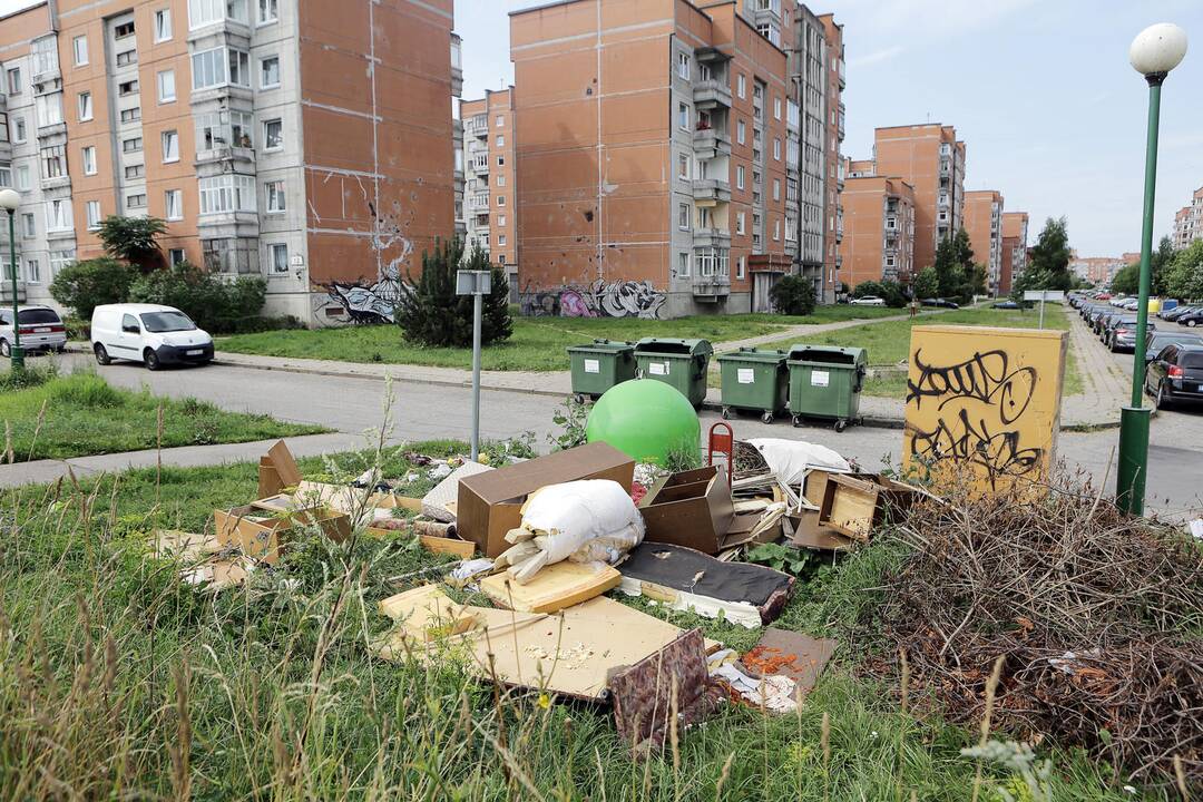 Klaipėdiečiams įgriso pro langus matyti išmėtytas šiukšles