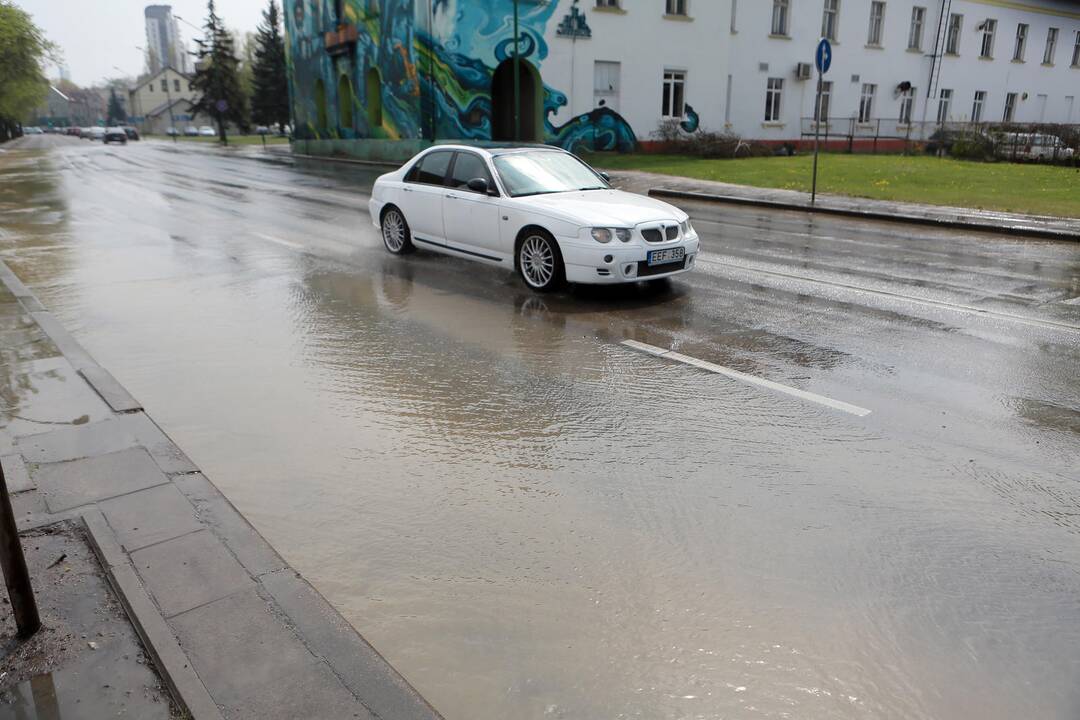Vandentiekio avarija Pilies gatvėje