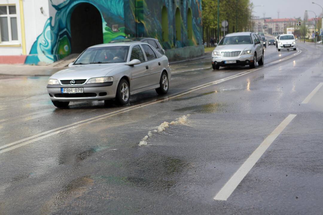 Vandentiekio avarija Pilies gatvėje