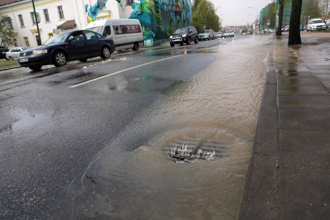 Vandentiekio avarija Pilies gatvėje