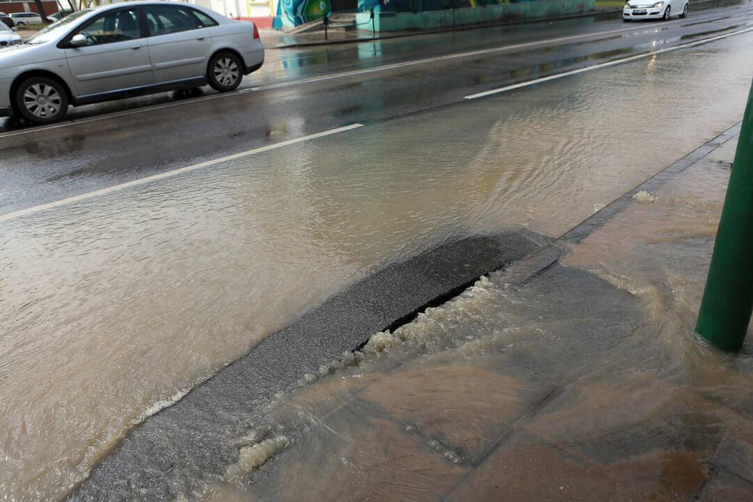 Vandentiekio avarija Pilies gatvėje