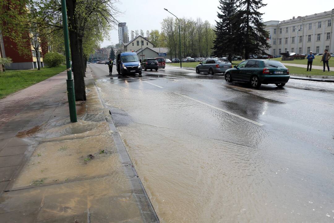 Vandentiekio avarija Pilies gatvėje