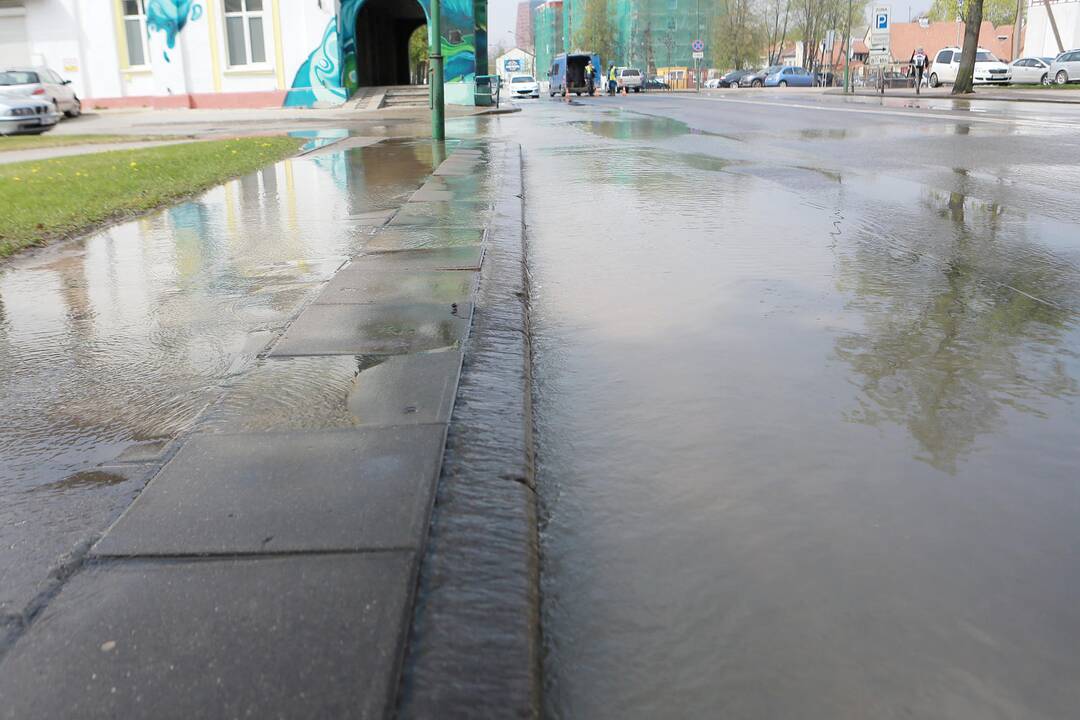 Vandentiekio avarija Pilies gatvėje