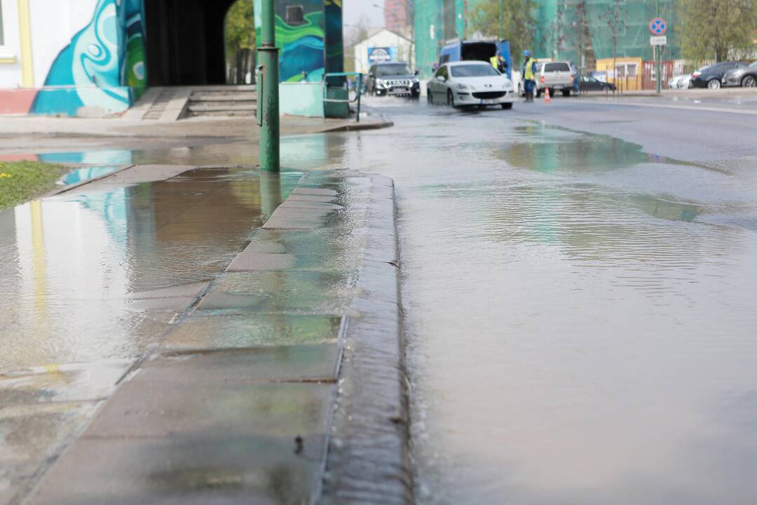 Vandentiekio avarija Pilies gatvėje
