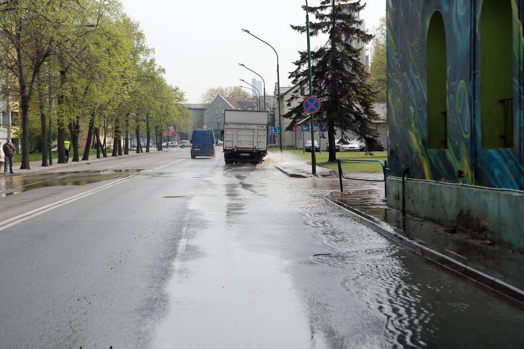 Vandentiekio avarija Pilies gatvėje