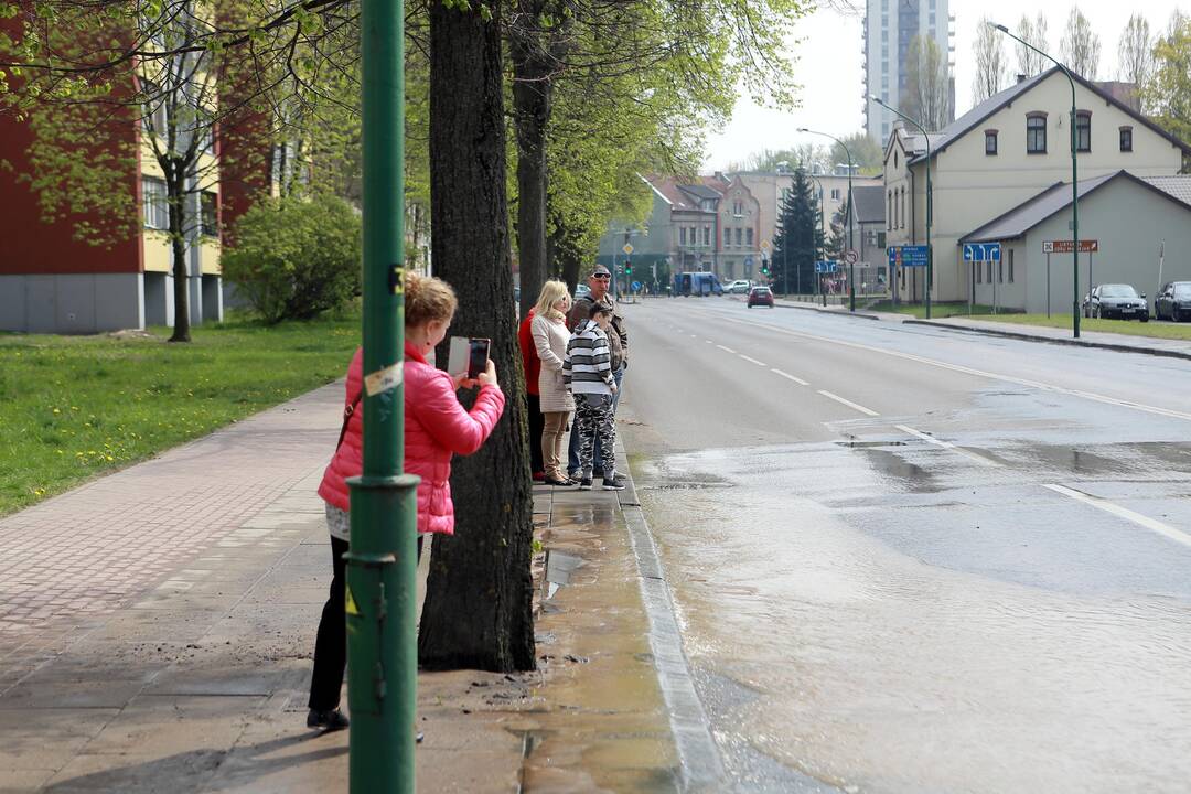 Vandentiekio avarija Pilies gatvėje
