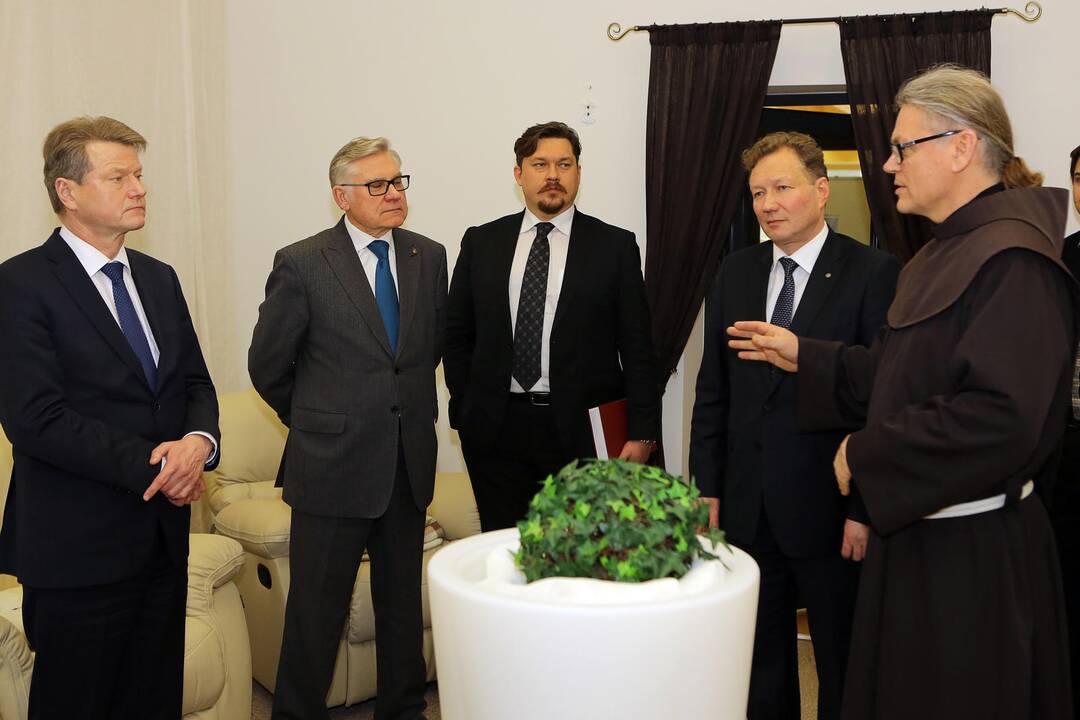 R.Paksas ir A.Razbadauskas aplankė Šv.Pranciškaus onkologijos centras
