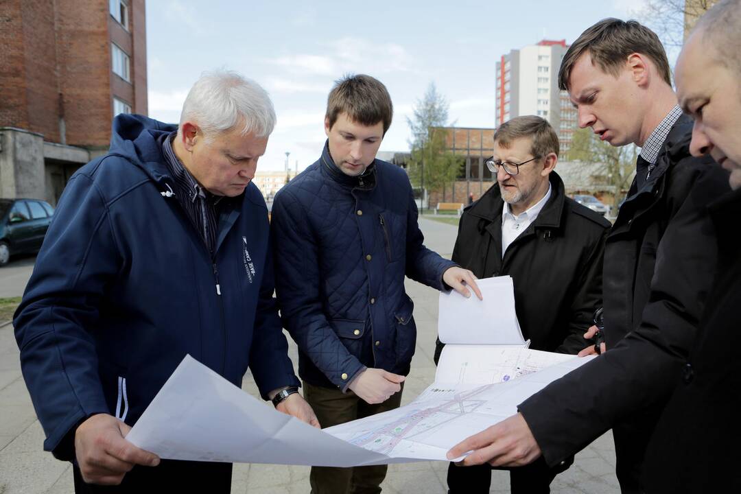 Savivaldybės specialistai apžiūrėjo vykdomus Debreceno ir Pempininkų aikščių rekonstrukcijos darbus