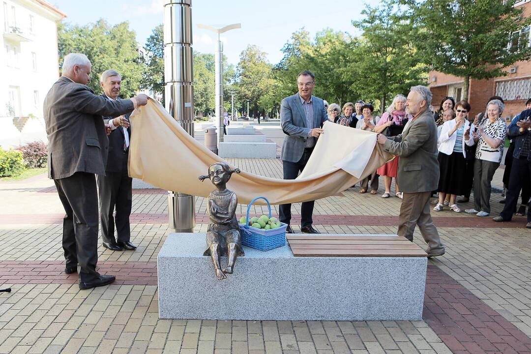 M.Mažvydo alėjoje - bronzinė mergaitė