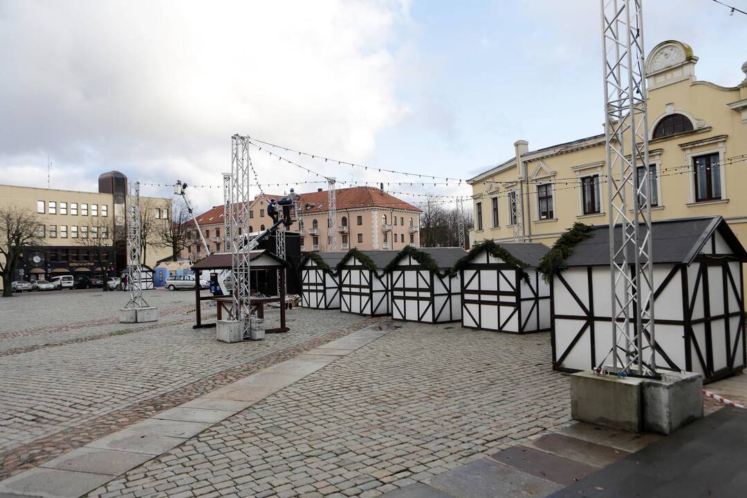 Pradėjo montuoti milžinišką sniego rutulį