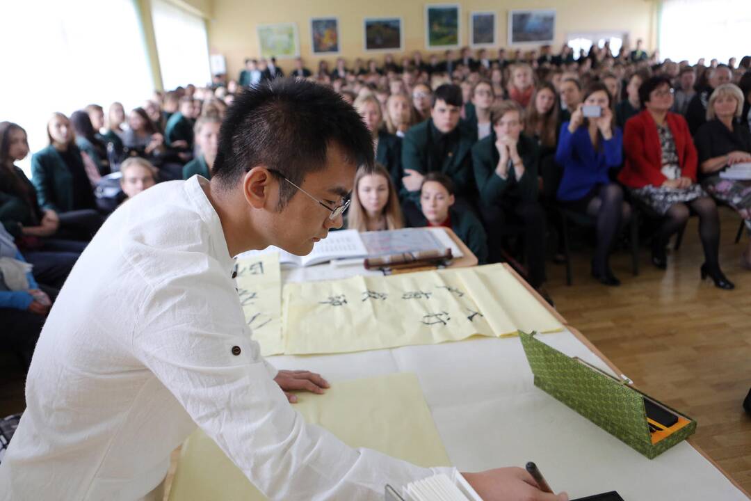 "Ąžuolyno" gimnazijoje viešėjo Konfucijaus instituto delegacija 