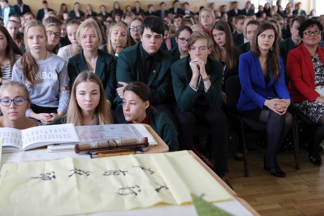 "Ąžuolyno" gimnazijoje viešėjo Konfucijaus instituto delegacija 