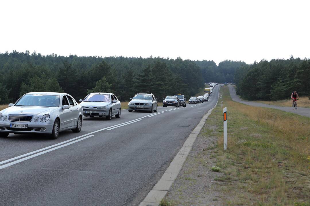 Automobilių eilė Smiltynėje