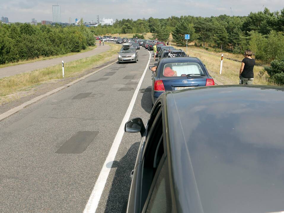 Automobilių eilė Smiltynėje