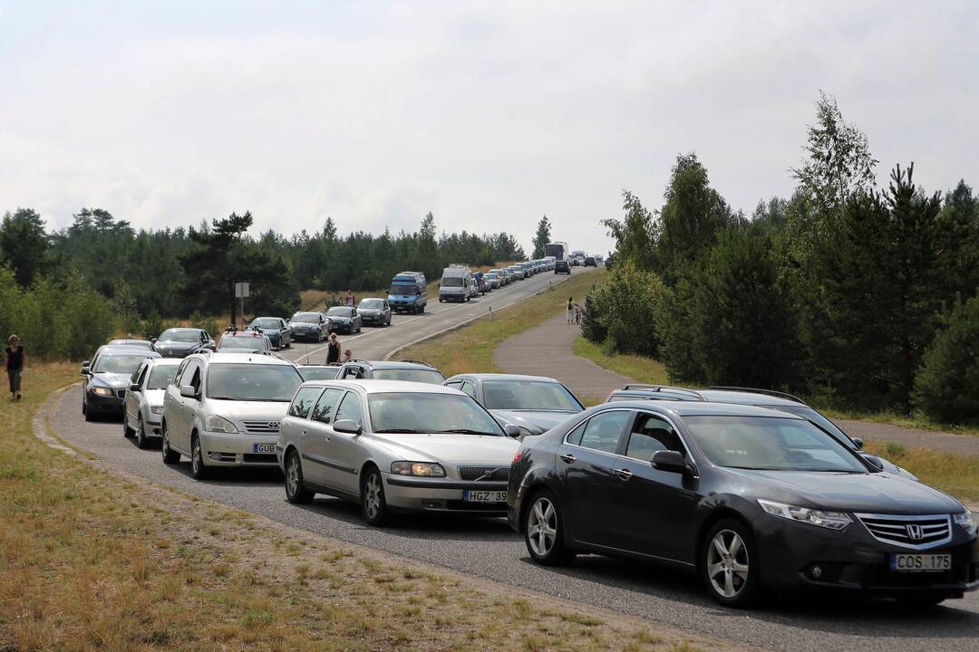 Automobilių eilė Smiltynėje